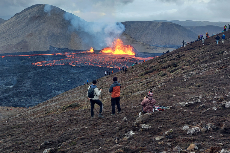 Reikiavik: caminata por el sitio de la erupción del volcán y recorrido geotérmicoTour con recogida en ubicaciones seleccionadas