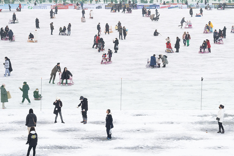Pêche sur glace à Hwacheon et visite hivernale de la vallée d&#039;Eobi au départ de SéoulDépart de la station Hongik Univ. sortie4
