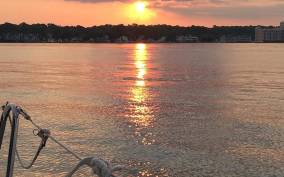 Chesapeake Beach: Sunset Sailing Cruise with Snacks