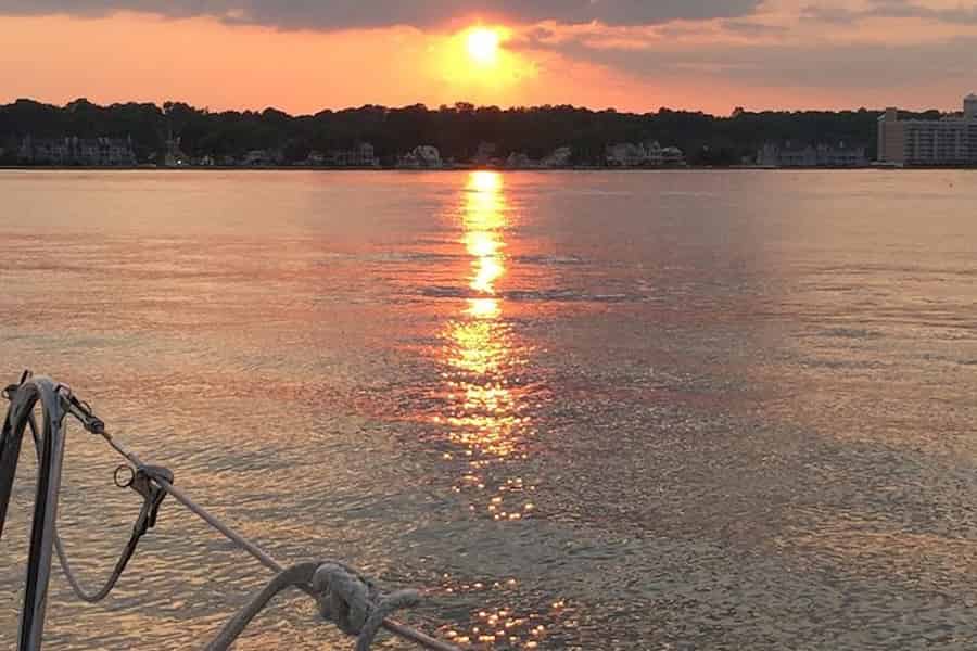 Chesapeake Beach: Sonnenuntergangs-Segelkreuzfahrt mit Snacks. Foto: GetYourGuide
