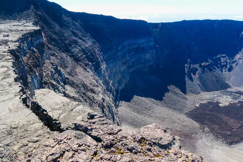 Réunion Piton de la Fournaise vulkaan off trail Hike GetYourGuide