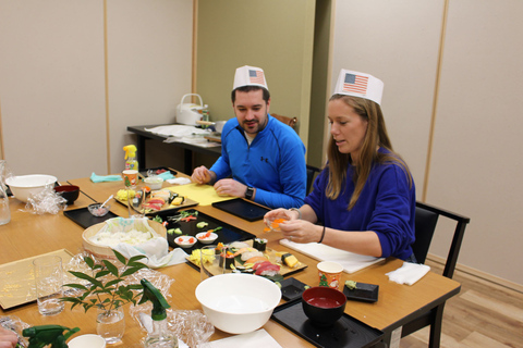 Tokyo: Tour guidato del mercato di Tsukiji ed esperienza di preparazione del sushiGiro standard