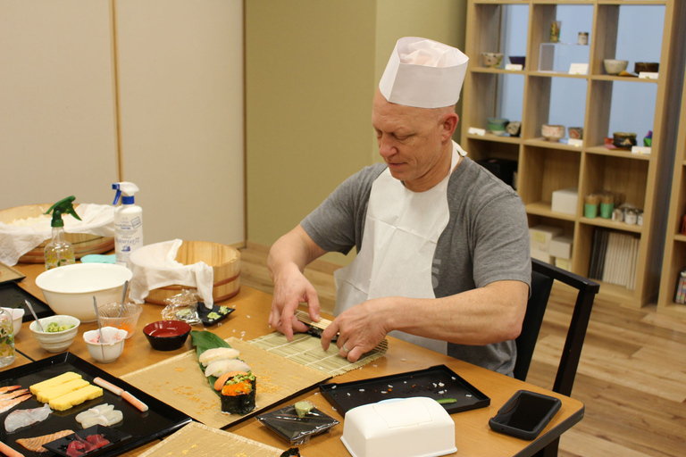 Tokyo: Tour guidato del mercato di Tsukiji ed esperienza di preparazione del sushiGiro standard