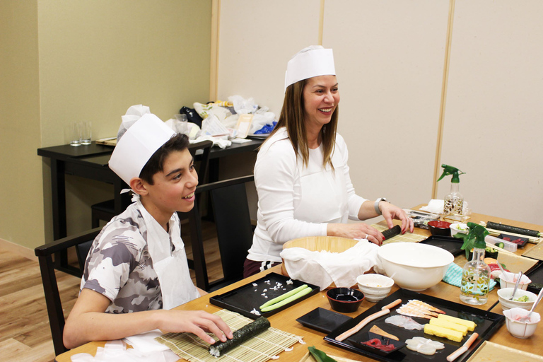 Tokyo: Tour guidato del mercato di Tsukiji ed esperienza di preparazione del sushiGiro standard