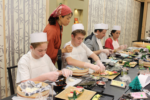 Tokyo: Tsukiji Market Guided Tour & Sushi-Making Experience