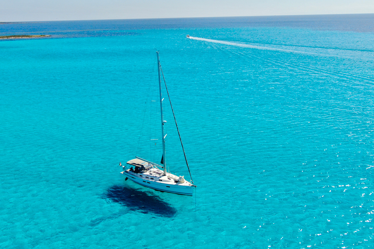 Maddalena Archipelago: Island-Hopping Sailing Tour and Lunch 14 m Standard Yacht departure from Palau