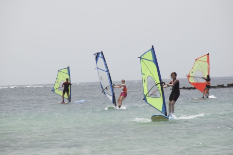 Von Corralejo aus: Windsurfing-Kurs in kleiner Gruppe in El Cotillo
