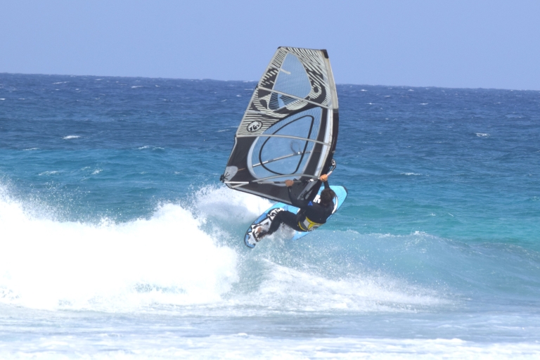 Desde Corralejo: clase de windsurf en grupo reducido en El Cotillo