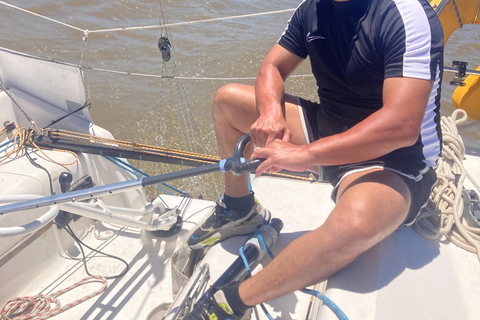 Buenos Aires: Sailboat ride, special city view, and food on board Buenos Aires: Sailboat tour, special view of the city, and lunch on board