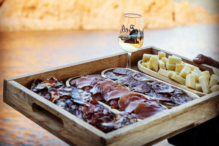 Perto de Ajaccio: passeio de barco Scandola Piana com bebidas ao pôr do solTiuccia: Passeio de Barco no Golfo do Porto com Comida e Bebida