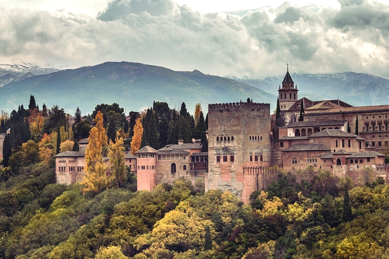 Granada: Alhambra Tour & Pass z dostępem do ponad 10 atrakcji