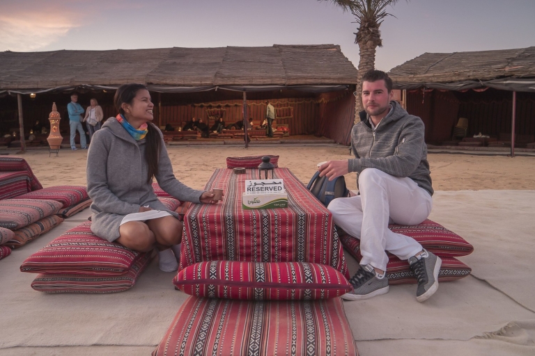 Dubái: safari dunas rojas, camello, sandboarding y barbacoaTour compartido con barbacoa en campamento beduino (7 horas)