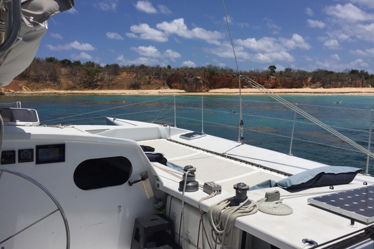 St Maarten: navegación a Tintamarre y LittleBay, almuerzo, bebidasSt Maarten: crucero de vela con paradas en la playa, almuerzo y bebidas