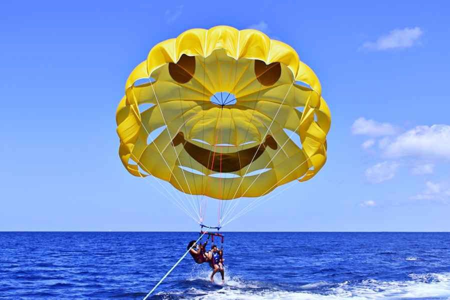 Waikiki: Parasailing Paradies Wassersport. Foto: GetYourGuide