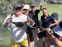 Broome, Mud Crabbing Boat Tour con Pranzo e Trasferimenti - Hizvo