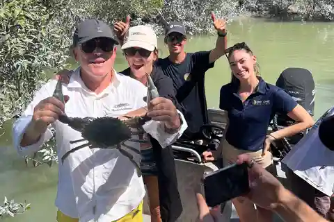 Broome: Mud Crabbing Boat Tour with Lunch and Transfers