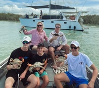 Broome, Mud Crabbing Boat Tour con Pranzo e Trasferimenti - Hizvo