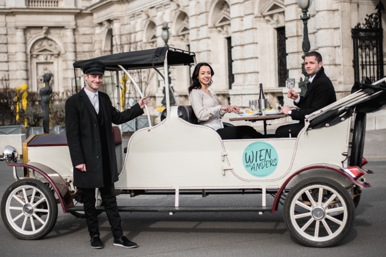 Viena: City Sightseeing Tour en un Electro Vintage CarTour de 60 minutos con vino espumoso