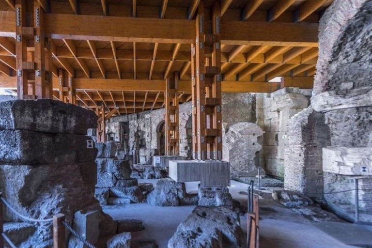 Roma: tour privado subterráneo del Coliseo con entradas para el foro