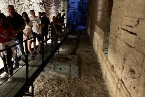 Roma: tour privado subterráneo del Coliseo con entradas para el foro
