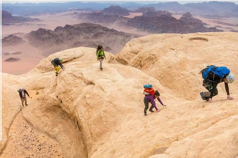 Wadi Rum: Excursión de senderismo con guía beduino