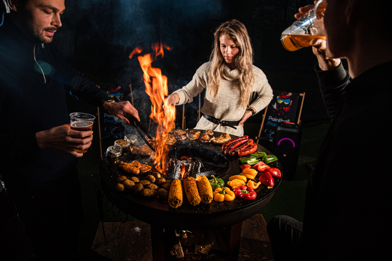 Praga: Experiência de arremesso de machado com churrasco e cervejaPraga: experiência de arremesso de machado com churrasco e cerveja