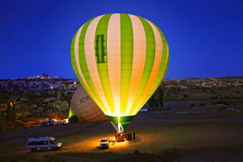 Kappadokien: Soganli Tal Heißluftballon Tour bei Sonnenaufgang