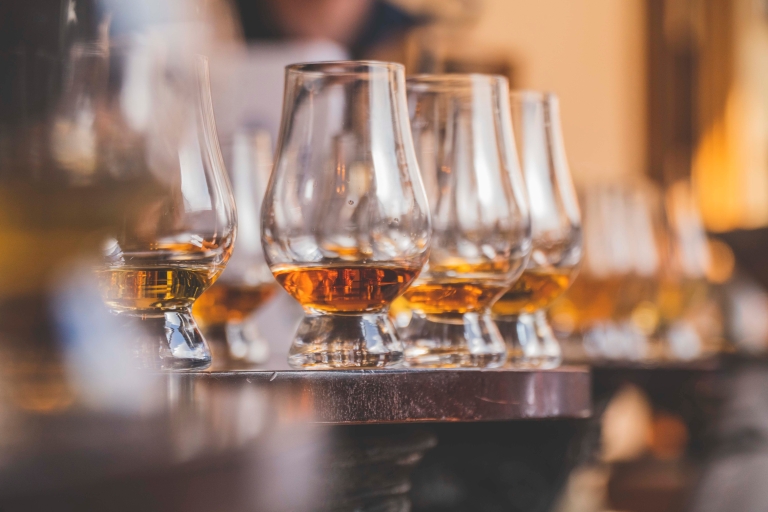 Edimburgo: visita guiada a pie y degustación de whisky con aperitivos
