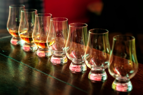 Edimburgo: visita guiada a pie y degustación de whisky con aperitivos