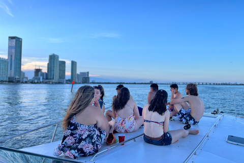 Miami Beach: privéjachttrip met champagne4-uur durende rondleiding