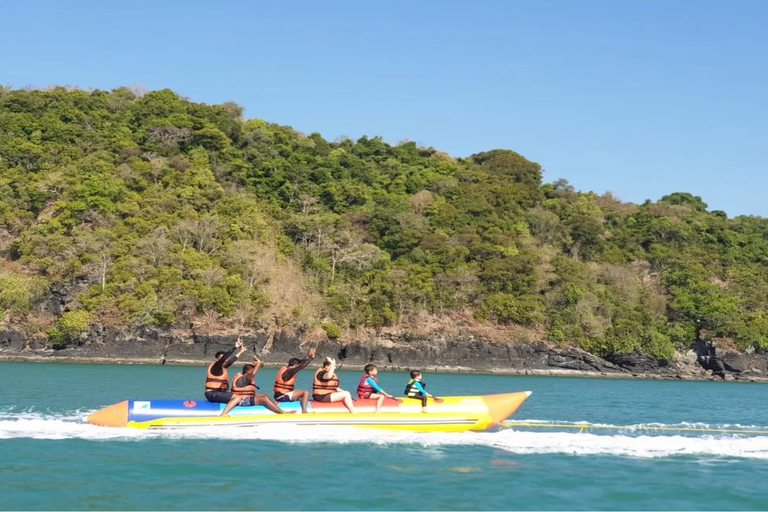 Bananenboottocht en heldere kajakervaring in Coron PalawanBananenboottocht in Coron Palawan