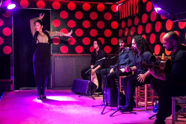 Barcelona: Wycieczka z przewodnikiem po Dzielnicy Gotyckiej z flamenco i tapasWycieczka z przewodnikiem po koreańsku