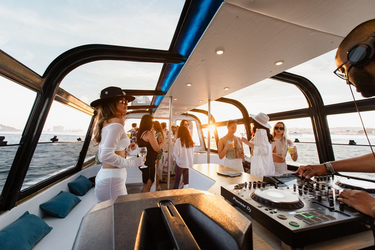 New Year’s Eve Luxury Boat – DJ, Buffet & Open Bar