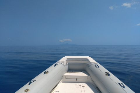 Croisière privée et entièrement personnalisable dans la caldeira de Santorin.Après-midi privé entièrement personnalisable en croisière à Santorin