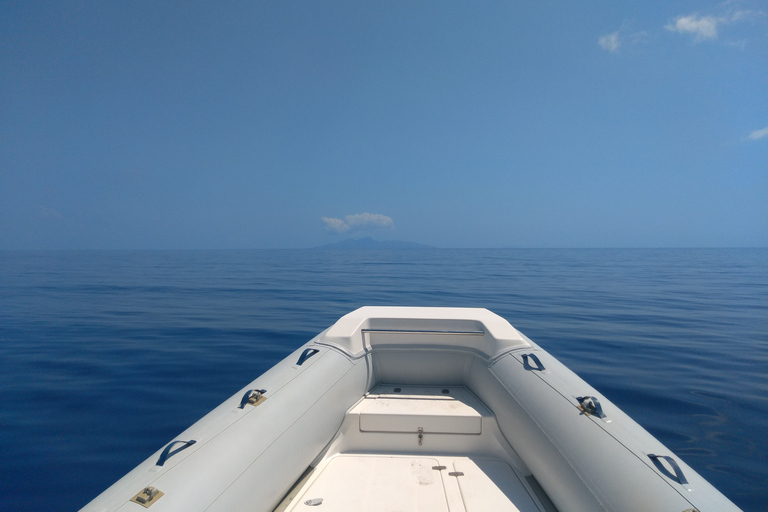 Croisière privée et entièrement personnalisable dans la caldeira de Santorin.Après-midi privé entièrement personnalisable en croisière à Santorin