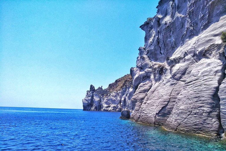 Croisière privée et entièrement personnalisable dans la caldeira de Santorin.Après-midi privé entièrement personnalisable en croisière à Santorin