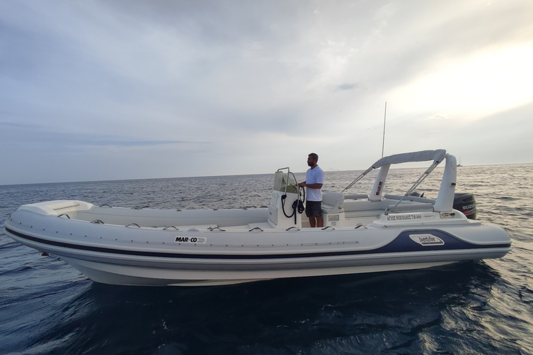 Croisière privée et entièrement personnalisable dans la caldeira de Santorin.Après-midi privé entièrement personnalisable en croisière à Santorin