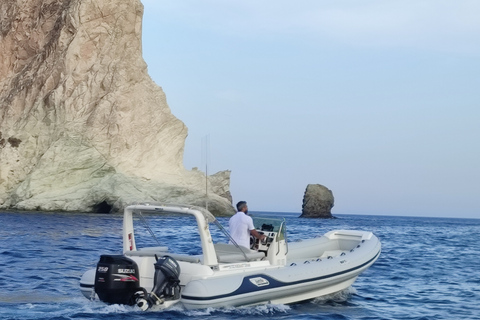 Croisière privée et entièrement personnalisable dans la caldeira de Santorin.Après-midi privé entièrement personnalisable en croisière à Santorin