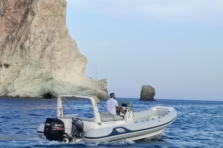 Croisière privée et entièrement personnalisable dans la caldeira de Santorin.Après-midi privé entièrement personnalisable en croisière à Santorin