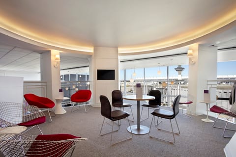 IAD Washington Dulles Airport: Virgin Atlantic Lounge Access