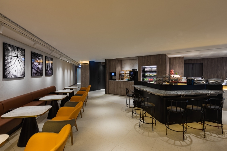 HKG Hong Kong International Airport: Premium Lounge-toegangGate 35: Plaza Premium - 6 uur