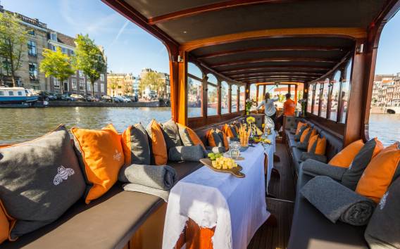 Amsterdam: 90-minütige Bootsfahrt mit Getränken & Snacks