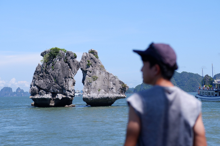 Hanoi: Inseln & Höhlen Ha Long Kreuzfahrt mit Mittagessen & KajakfahrenAb Halong: Halbtages-Kreuzfahrt