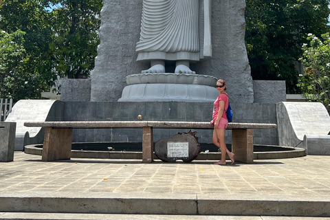 Colombo: Guided City Tuk Tuk Tour with Snacks and Transport