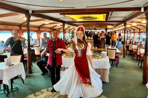 Budapest: Dinner Cruise with Live Music and Folk Dance Show