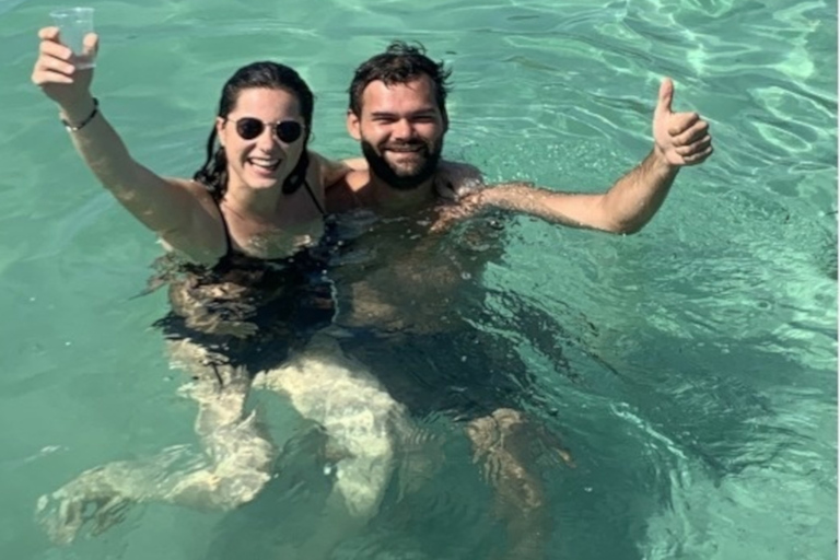 Le Robert: gita in barca a Robert's Bay con i liquoriLe Robert: gita in barca a Robert's Bay con liquori