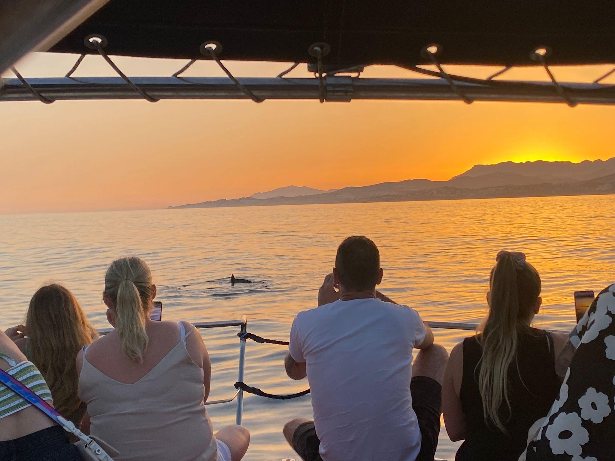 Fuengirola: Bootstour bei Sonnenuntergang mit einem Drink