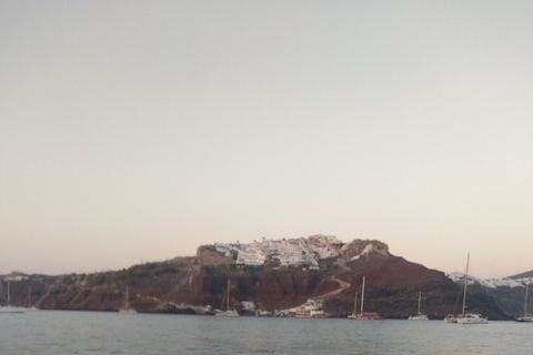 Croisière privée et entièrement personnalisable dans la caldeira de Santorin.Après-midi privé entièrement personnalisable en croisière à Santorin