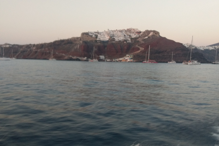 Croisière privée et entièrement personnalisable dans la caldeira de Santorin.Après-midi privé entièrement personnalisable en croisière à Santorin