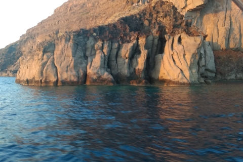Desde Fira y Oia: crucero por la caldera de Santorini en RIB privado